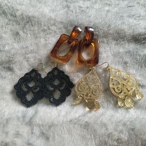 Elegant Gold and Black Earrings Set
